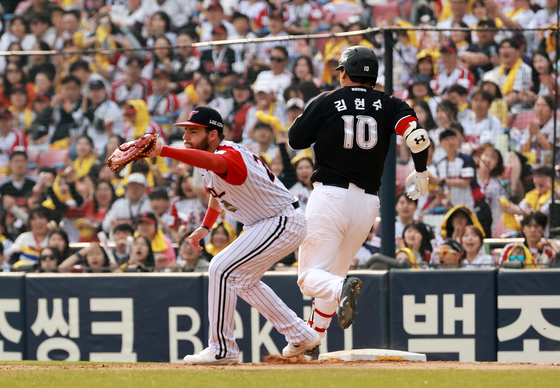 병살 플레이로 7회초 공격 막아낸 LG