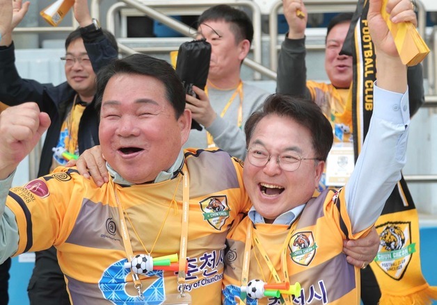 '시장과 교육감 얼싸안고 환호' 춘천시민축구단 홈 개막전 승리