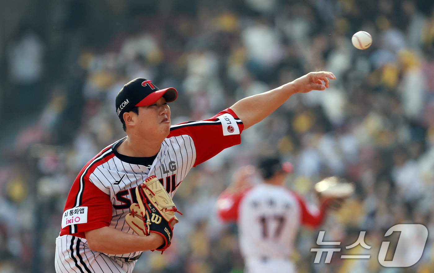 (서울=뉴스1) 이호윤 기자 = 29일 서울 송파구 잠실야구장에서 열린 '2026 신한 SOL KBO리그' KT 위즈와 LG 트윈스의 경기, LG 함덕주가 8회초 등판해 투구하고 …