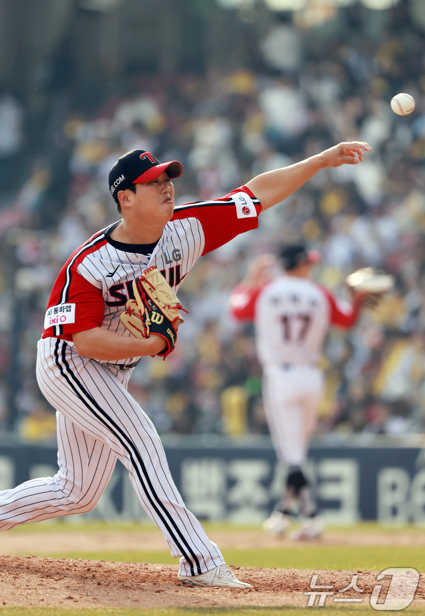 (서울=뉴스1) 이호윤 기자 = 29일 서울 송파구 잠실야구장에서 열린 '2026 신한 SOL KBO리그' KT 위즈와 LG 트윈스의 경기, LG 함덕주가 8회초 등판해 투구하고 …