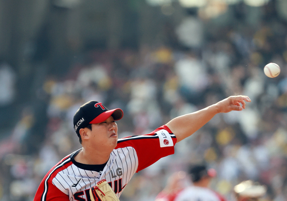 전력으로 투구하는 함덕주