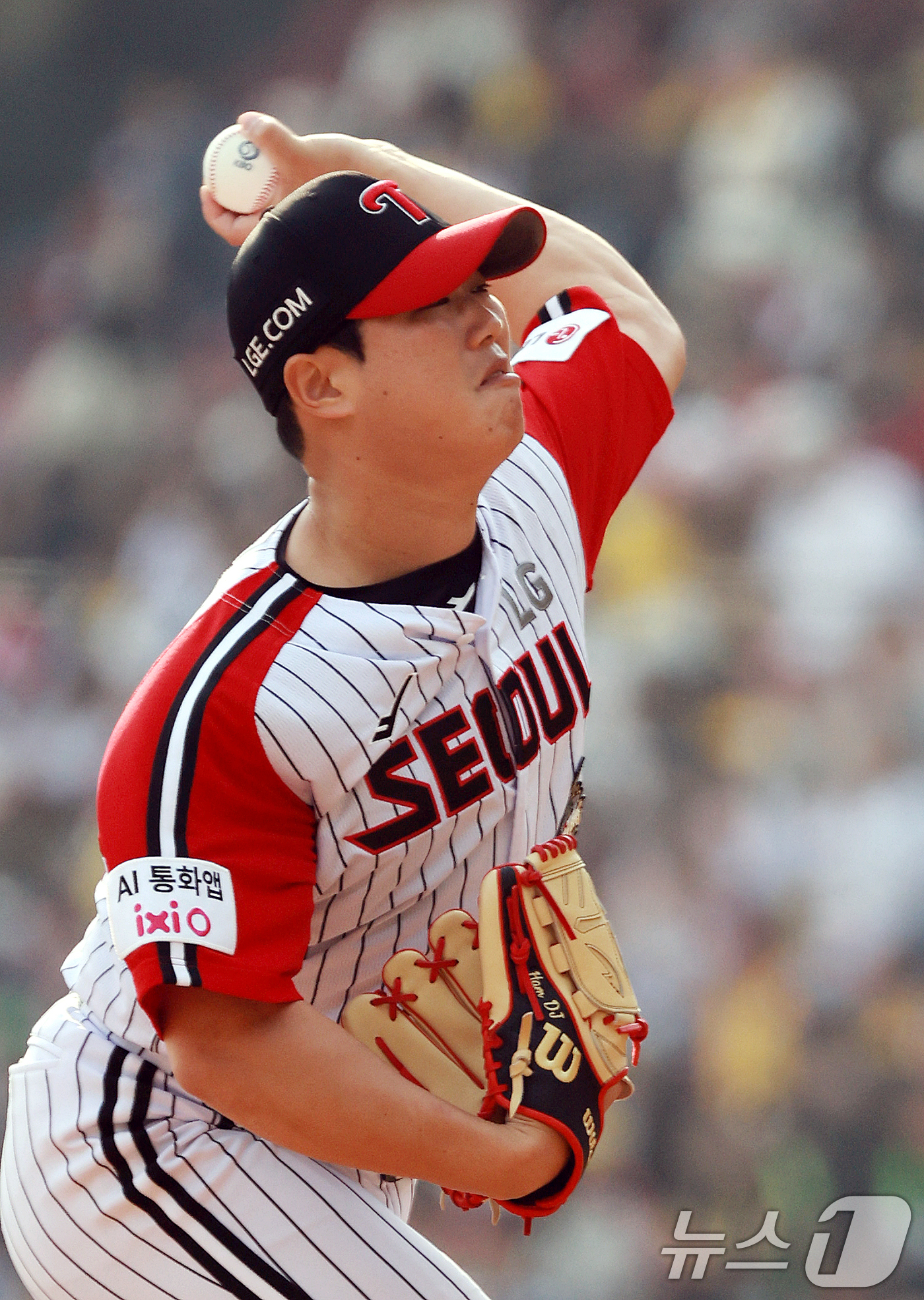 (서울=뉴스1) 이호윤 기자 = 29일 서울 송파구 잠실야구장에서 열린 '2026 신한 SOL KBO리그' KT 위즈와 LG 트윈스의 경기, LG 함덕주가 8회초 등판해 투구하고 …