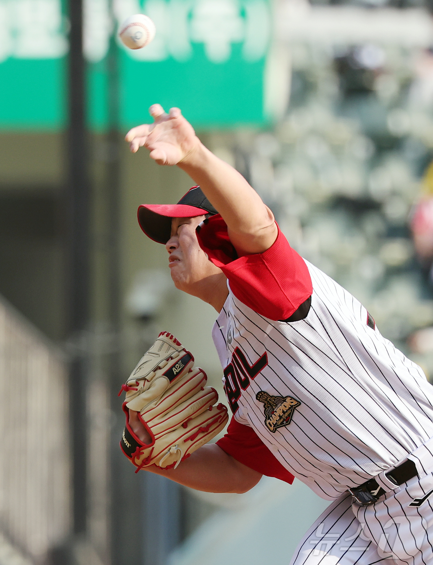 (서울=뉴스1) 김진환 기자 = 29일 서울 송파구 잠실야구장에서 열린 '2026 신한 SOL KBO리그' KT 위즈와 LG 트윈스의 경기, LG 함덕주가 8회초 등판해 힘차게 공 …