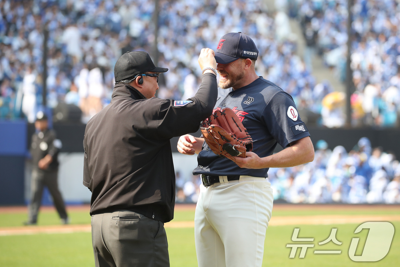 (대구=뉴스1) 공정식 기자 = 29일 오후 대구 삼성라이온즈파크에서 열린 프로야구 '2026 신한 SOL KBO리그' 롯데 자이언츠와 삼성 라이온즈의 경기, 롯데 선발투수 비슬리 …