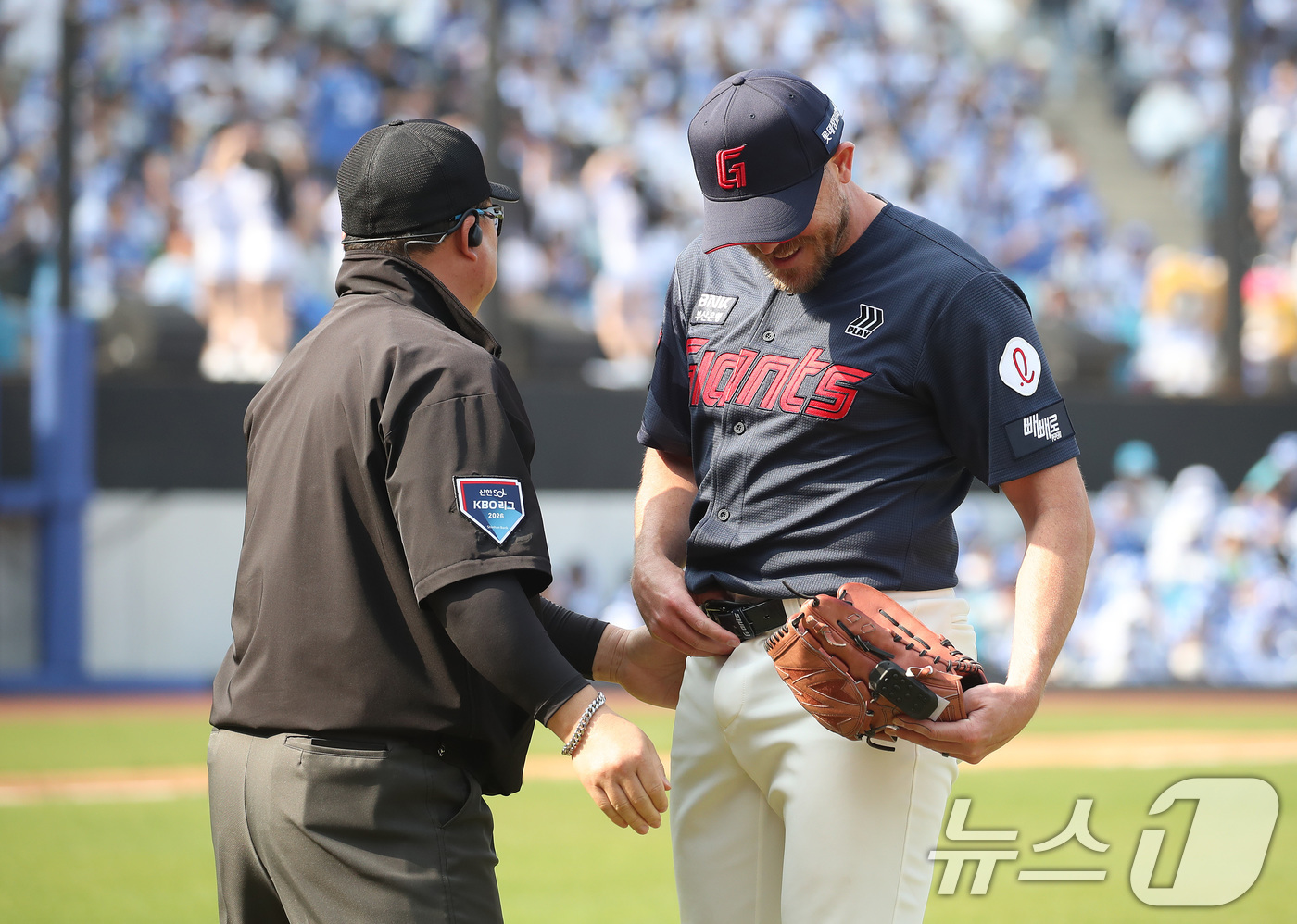 (대구=뉴스1) 공정식 기자 = 29일 오후 대구 삼성라이온즈파크에서 열린 프로야구 '2026 신한 SOL KBO리그' 롯데 자이언츠와 삼성 라이온즈의 경기, 롯데 선발투수 비슬리 …