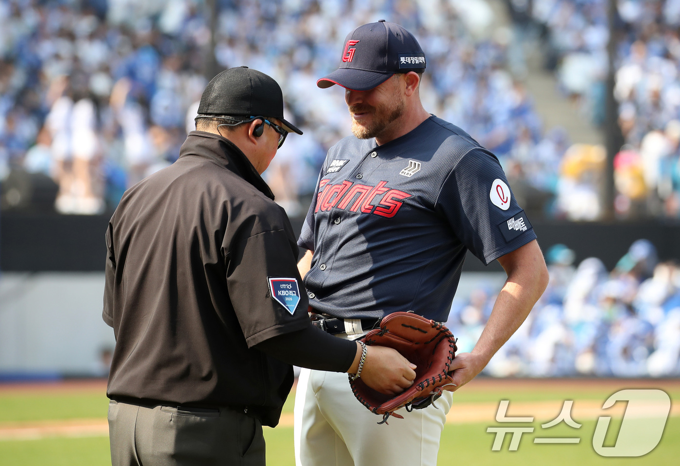 (대구=뉴스1) 공정식 기자 = 29일 오후 대구 삼성라이온즈파크에서 열린 프로야구 '2026 신한 SOL KBO리그' 롯데 자이언츠와 삼성 라이온즈의 경기, 롯데 선발투수 비슬리 …