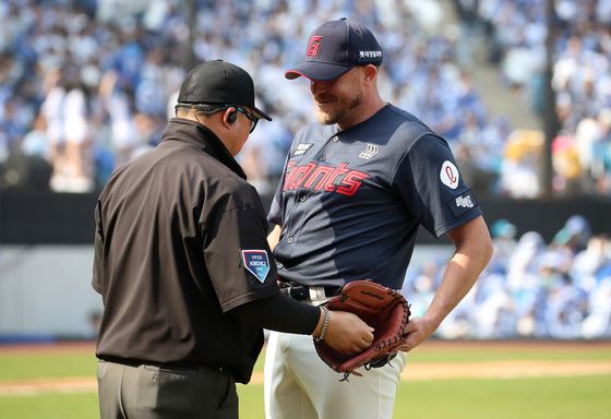 '4회까지 무실점' 비슬리. 부정투구 검사