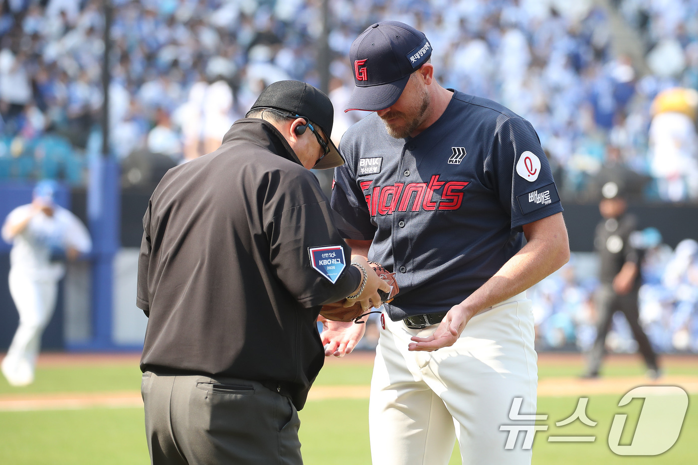 (대구=뉴스1) 공정식 기자 = 29일 오후 대구 삼성라이온즈파크에서 열린 프로야구 '2026 신한 SOL KBO리그' 롯데 자이언츠와 삼성 라이온즈의 경기, 롯데 선발투수 비슬리 …