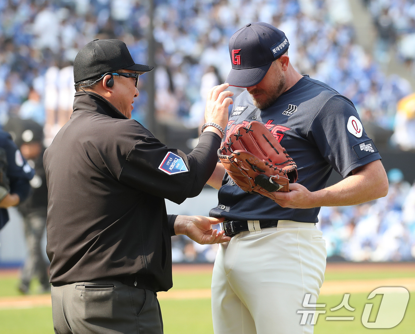 (대구=뉴스1) 공정식 기자 = 29일 오후 대구 삼성라이온즈파크에서 열린 프로야구 '2026 신한 SOL KBO리그' 롯데 자이언츠와 삼성 라이온즈의 경기, 롯데 선발투수 비슬리 …