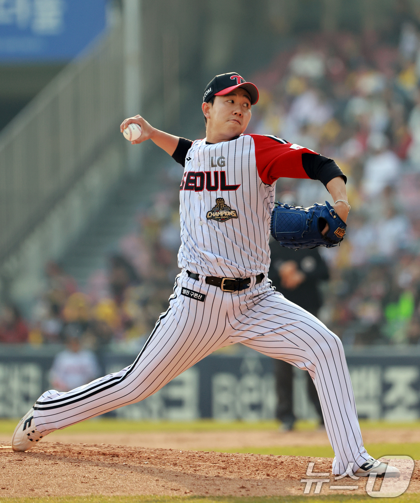 (서울=뉴스1) 이호윤 기자 = 29일 서울 송파구 잠실야구장에서 열린 '2026 신한 SOL KBO리그' KT 위즈와 LG 트윈스의 경기, LG 유영찬이 8회초 2아웃 1,3루 …