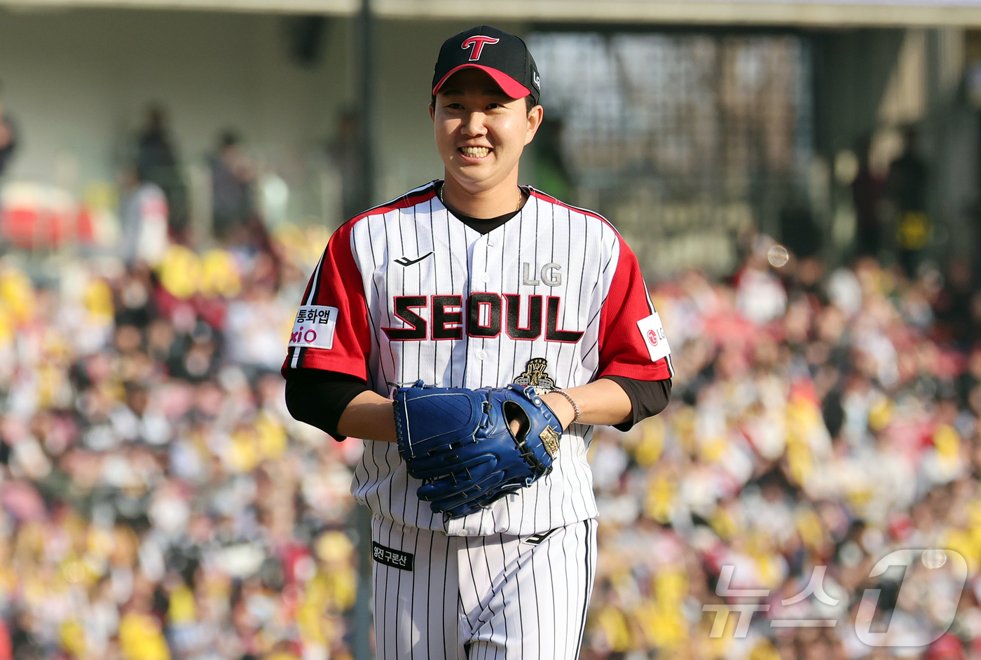 (서울=뉴스1) 김진환 기자 = 29일 서울 송파구 잠실야구장에서 열린 '2026 신한 SOL KBO리그' KT 위즈와 LG 트윈스의 경기, LG 유영찬이 8회초 2사 만루 상황 …