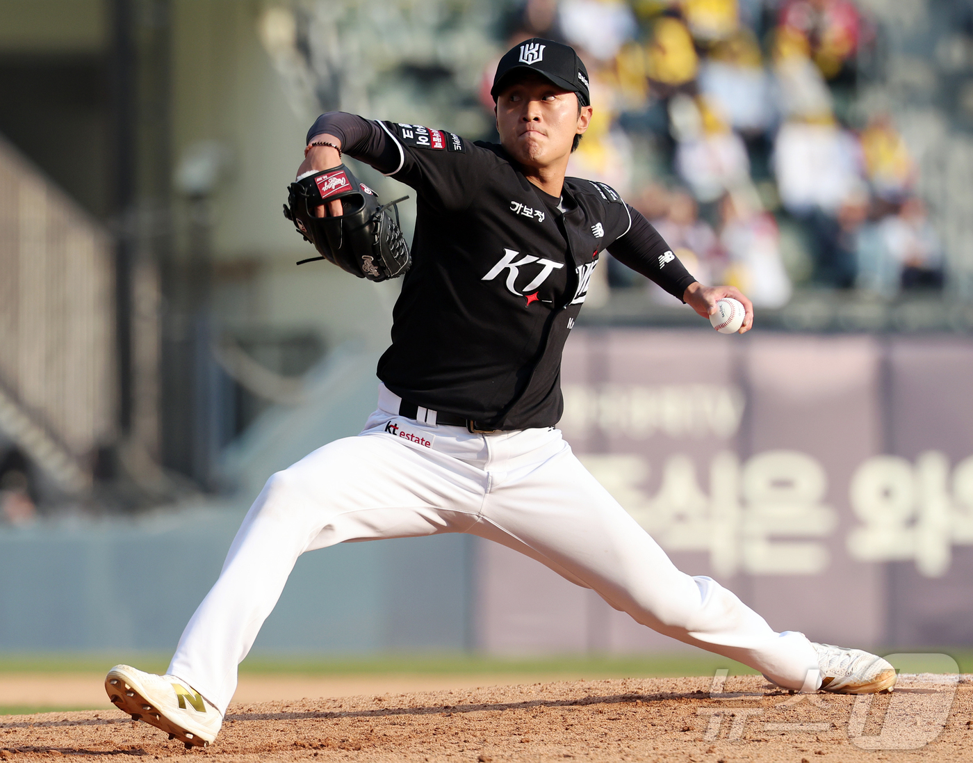 (서울=뉴스1) 김진환 기자 = 29일 서울 송파구 잠실야구장에서 열린 '2026 신한 SOL KBO리그' KT 위즈와 LG 트윈스의 경기, KT 전용주가 8회말 등판해 힘차게 공 …
