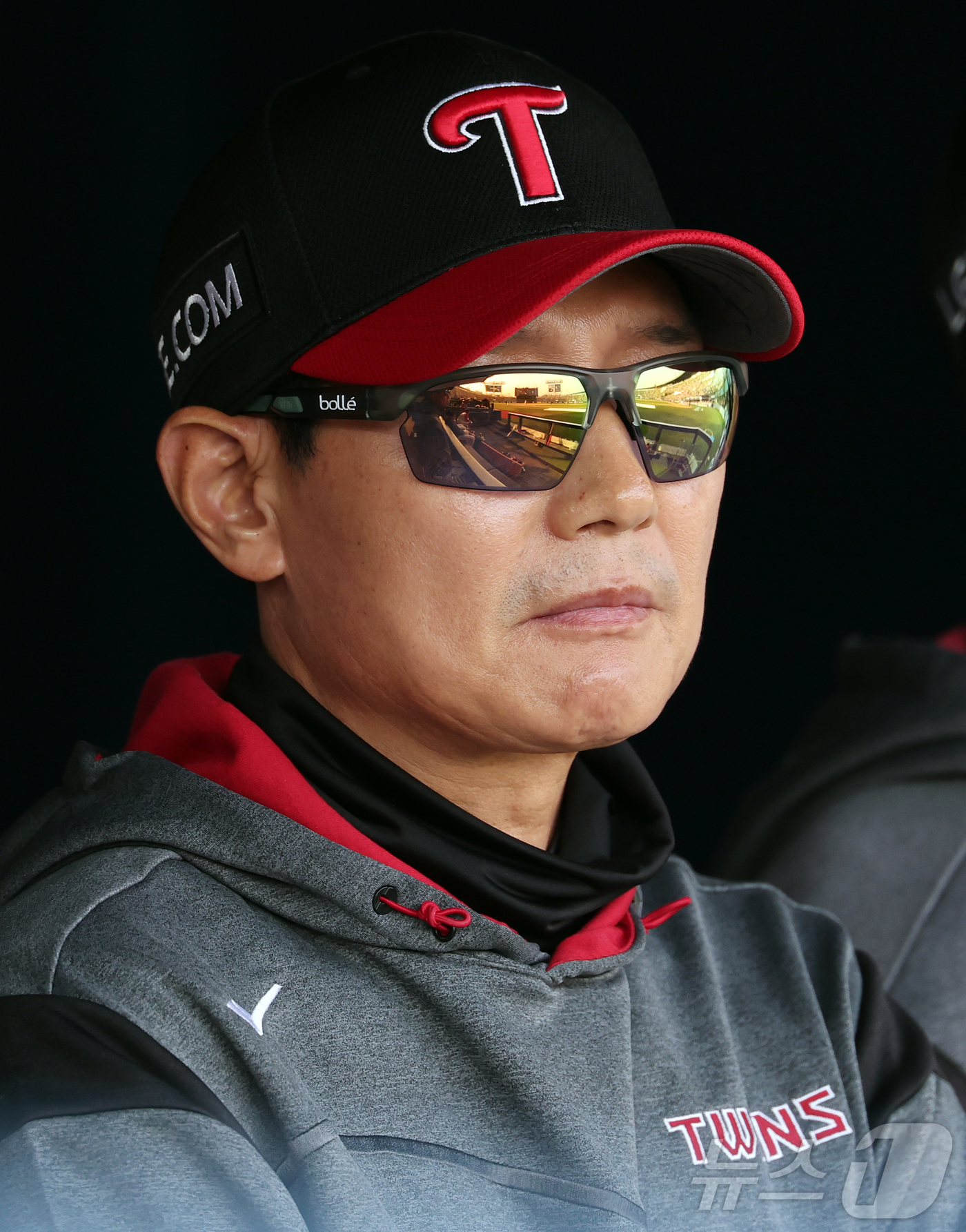 (서울=뉴스1) 김진환 기자 = 29일 서울 송파구 잠실야구장에서 열린 '2026 신한 SOL KBO리그' KT 위즈와 LG 트윈스의 경기, LG 염경엽 감독이 경기를 지켜보고 있 …
