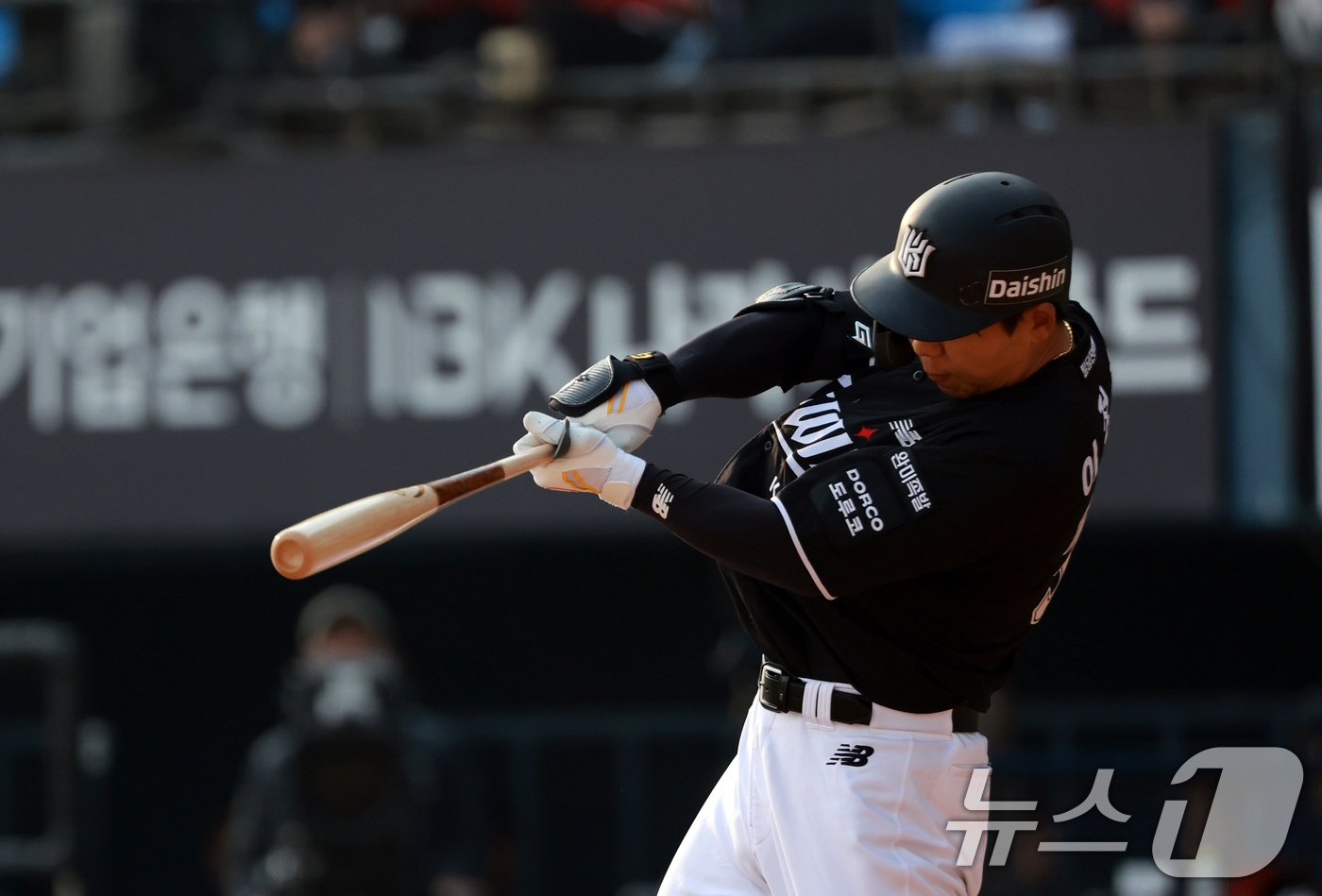 (서울=뉴스1) 이호윤 기자 = 29일 서울 송파구 잠실야구장에서 열린 '2026 신한 SOL KBO리그' KT 위즈와 LG 트윈스의 경기, KT 이정훈이 9회초 선두타자로 나서 …