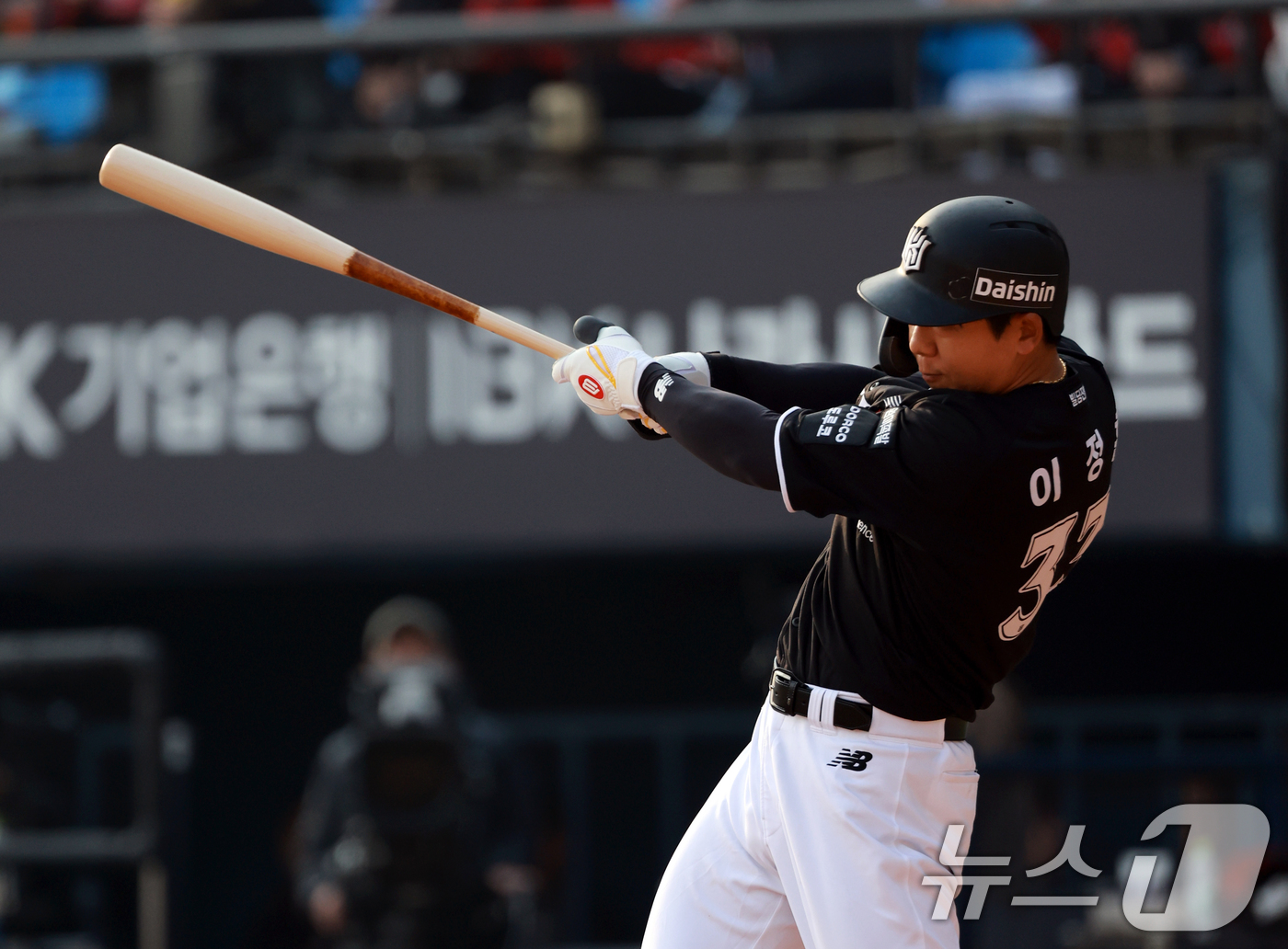 (서울=뉴스1) 이호윤 기자 = 29일 서울 송파구 잠실야구장에서 열린 '2026 신한 SOL KBO리그' KT 위즈와 LG 트윈스의 경기, KT 이정훈이 9회초 선두타자로 나서 …