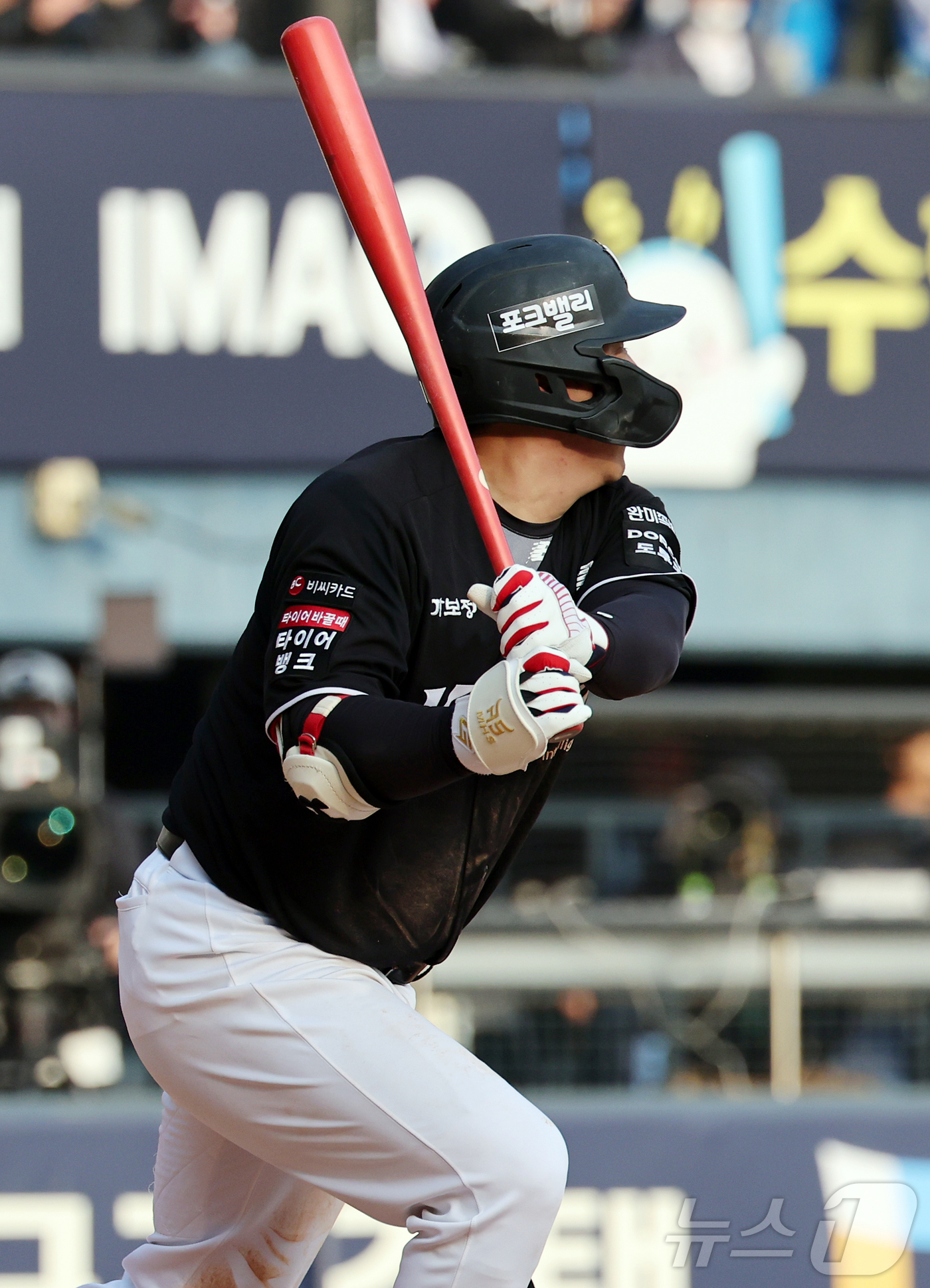 (서울=뉴스1) 김진환 기자 = 29일 서울 송파구 잠실야구장에서 열린 '2026 신한 SOL KBO리그' KT 위즈와 LG 트윈스의 경기, KT 김현수가 9회초 무사 1,3루 상 …