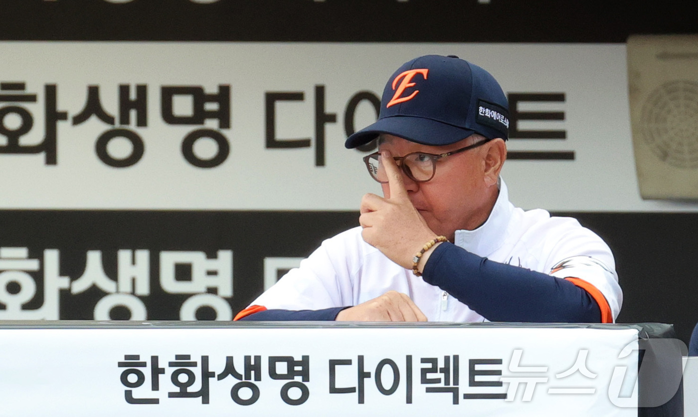 (대전=뉴스1) 김기남 기자 = 29일 대전 한화생명볼파크에서 열린 2026 신한 SOL KBO리그 키움 히어로즈와 한화 이글스의 경기에서 한화 김경문 감독이 경기를 보며 안경을 …