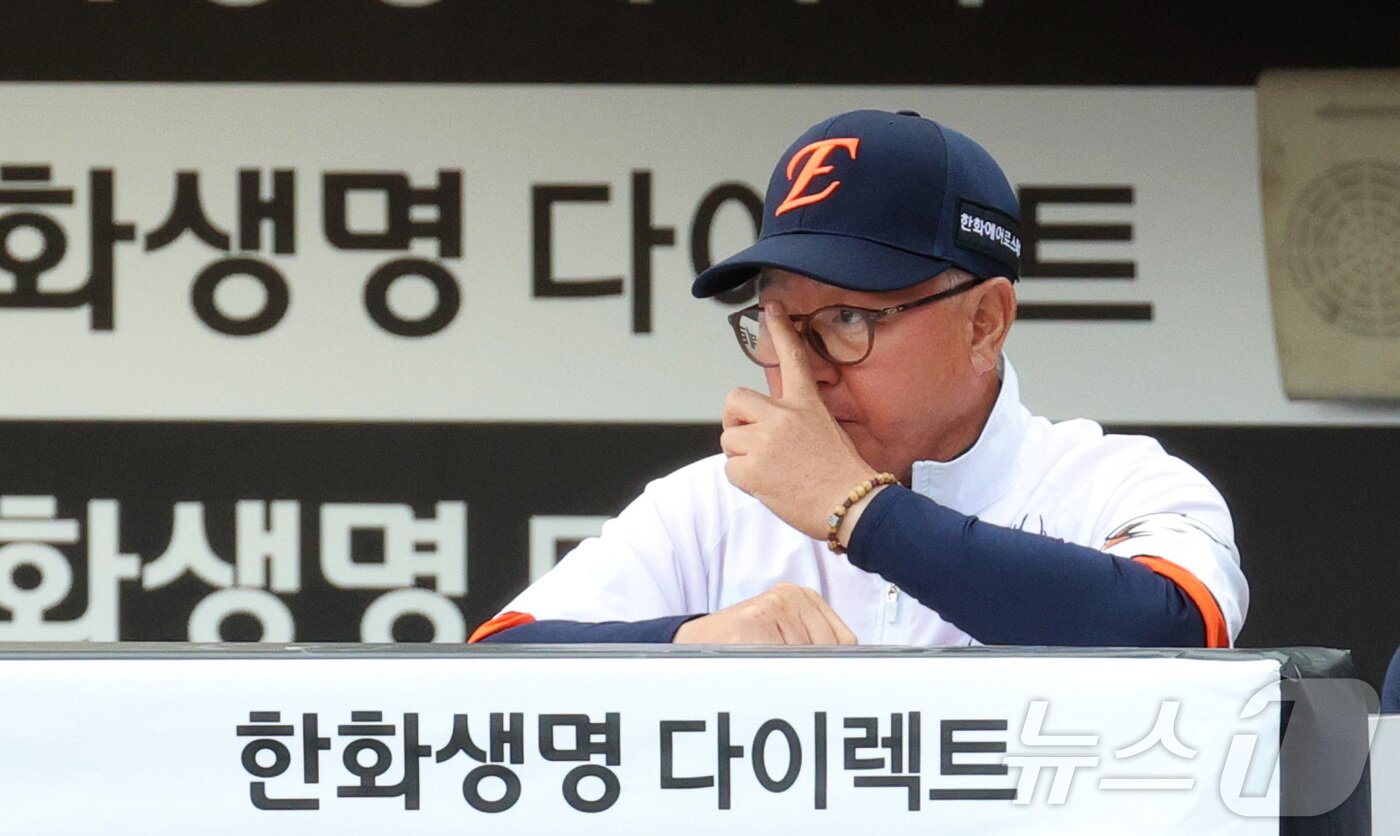 본문 이미지 - 29일 대전 한화생명볼파크에서 열린 2026 신한 SOL KBO리그 키움 히어로즈와 한화 이글스의 경기에서 한화 김경문 감독이 경기를 보며 안경을 고쳐 쓰고 있다. 2026.3.29 ⓒ 뉴스1 김기남 기자