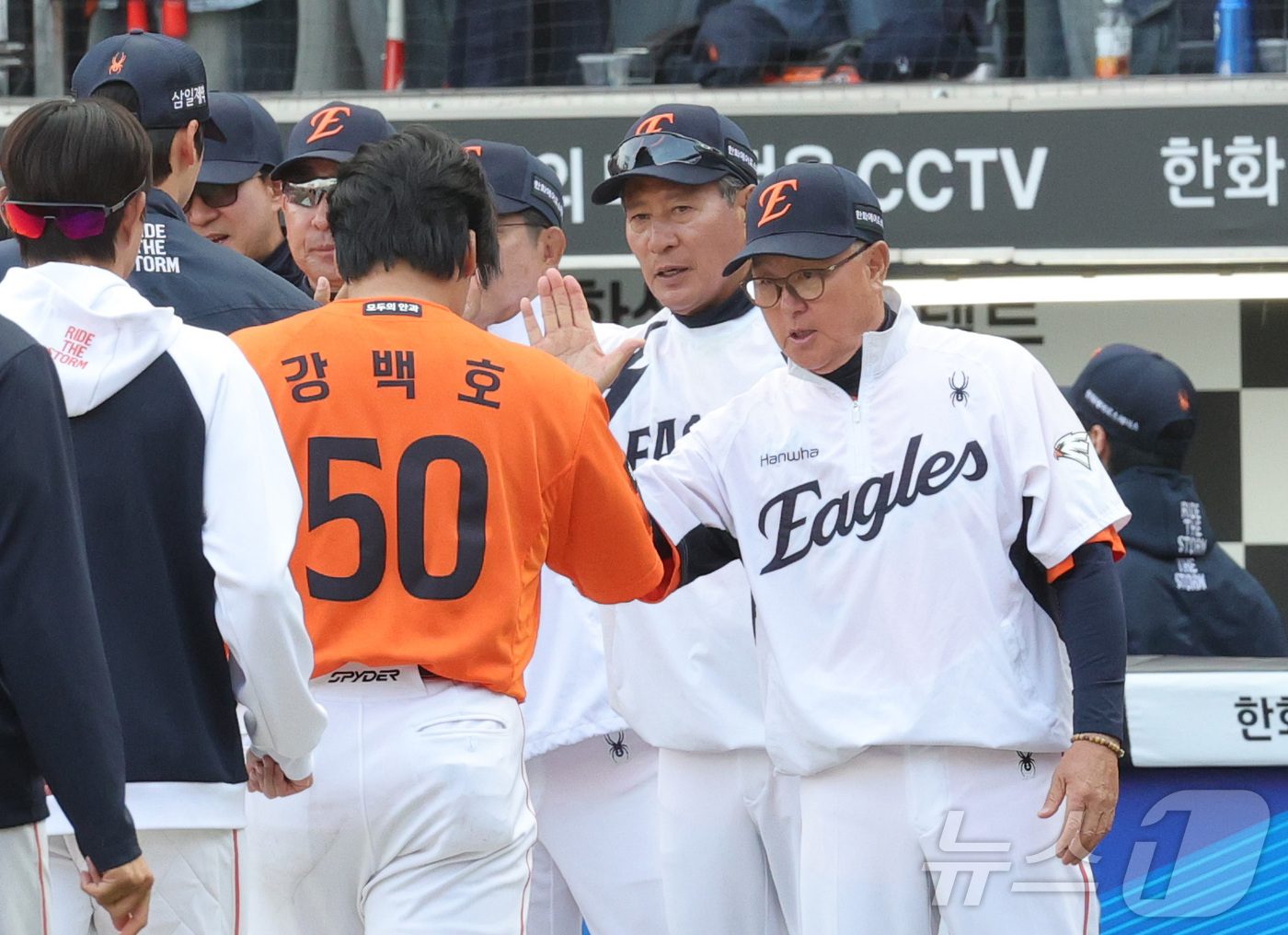 (대전=뉴스1) 김기남 기자 = 29일 대전 한화생명볼파크에서 열린 2026 신한 SOL KBO리그 키움 히어로즈와 한화 이글스의 경기에서 한화가 승리하며 김경문 감독이 개막전 2 …