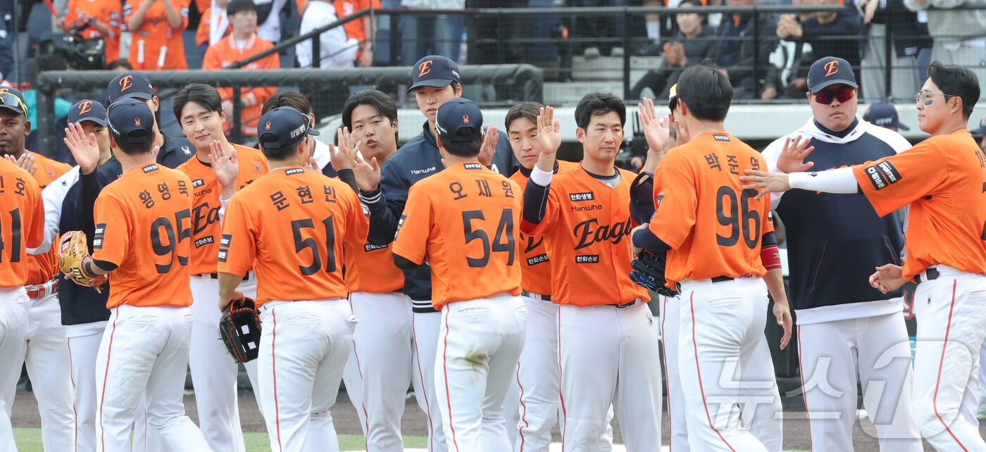 본문 이미지 - 29일 대전 한화생명볼파크에서 열린 2026 신한 SOL KBO리그 키움 히어로즈와 한화 이글스의 경기에서 한화가 승리하며 선수들이 자축하고 있다. 2026.3.29 ⓒ 뉴스1 김기남 기자