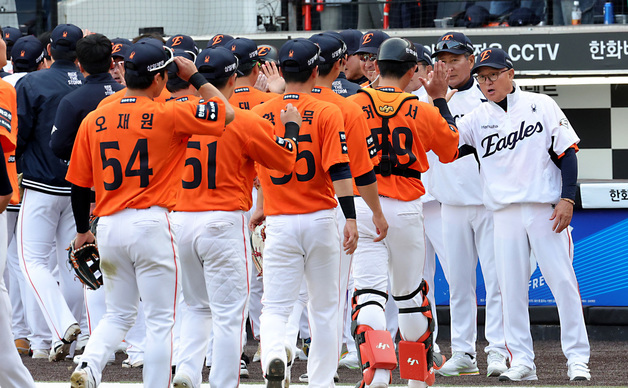 개막전 2연승 자축하는 김경문 감독