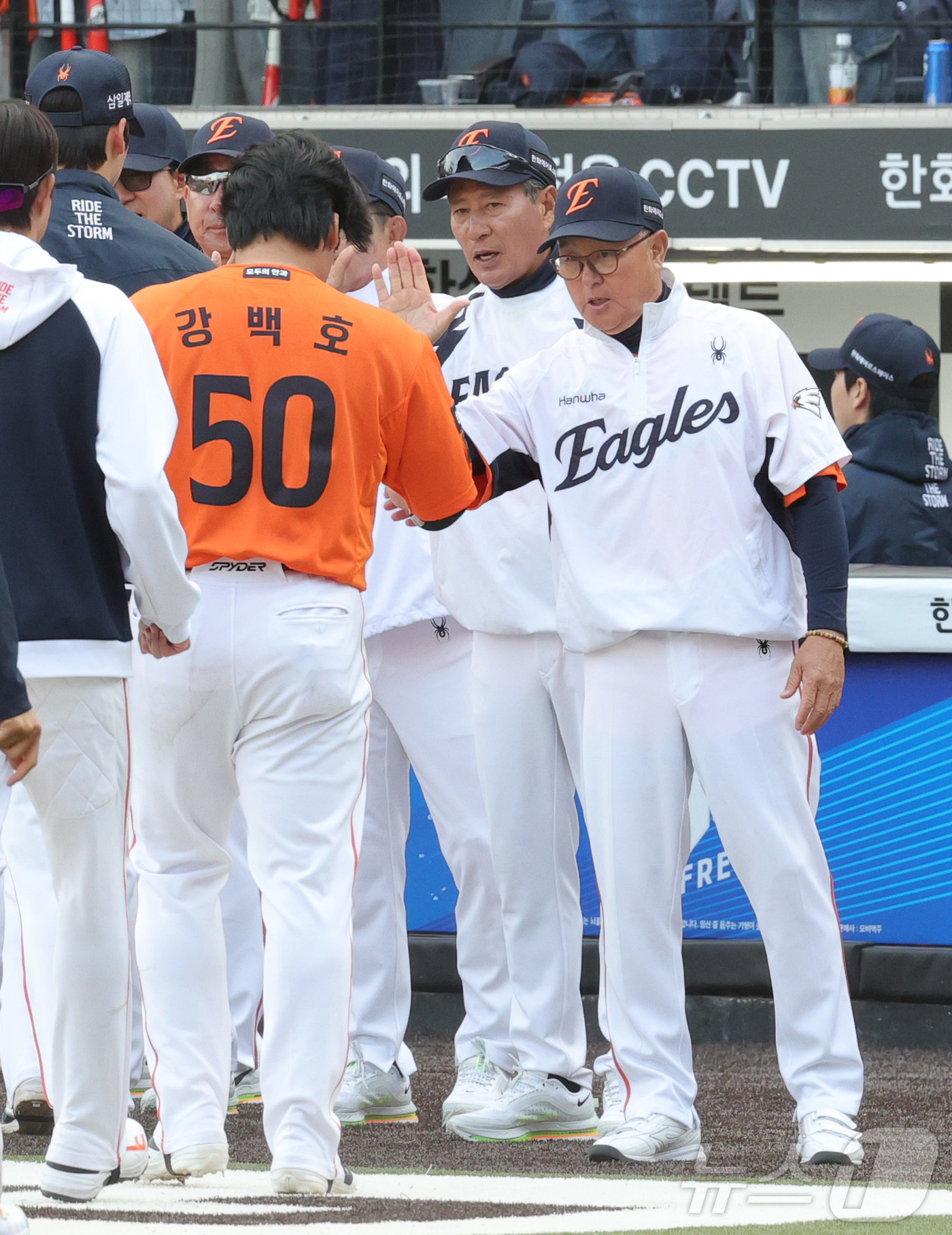 (대전=뉴스1) 김기남 기자 = 29일 대전 한화생명볼파크에서 열린 2026 신한 SOL KBO리그 키움 히어로즈와 한화 이글스의 경기에서 한화가 승리하며 김경문 감독이 개막전 2 …