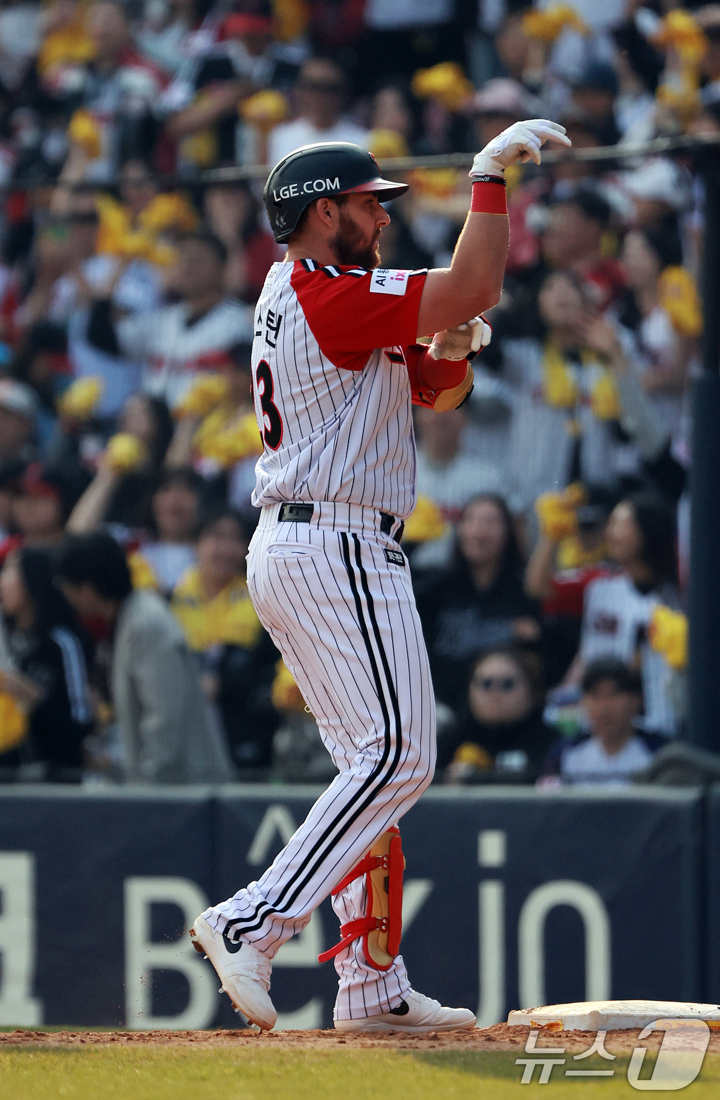 (서울=뉴스1) 이호윤 기자 = 29일 서울 송파구 잠실야구장에서 열린 '2026 신한 SOL KBO리그' KT 위즈와 LG 트윈스의 경기, LG 오스틴이 9회말 선두타자로 나서 …