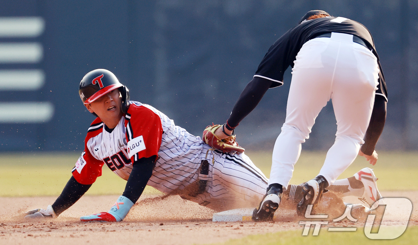 (서울=뉴스1) 이호윤 기자 = 29일 서울 송파구 잠실야구장에서 열린 '2026 신한 SOL KBO리그' KT 위즈와 LG 트윈스의 경기, 9회말 1아웃 상황에서 LG 최원영이 …