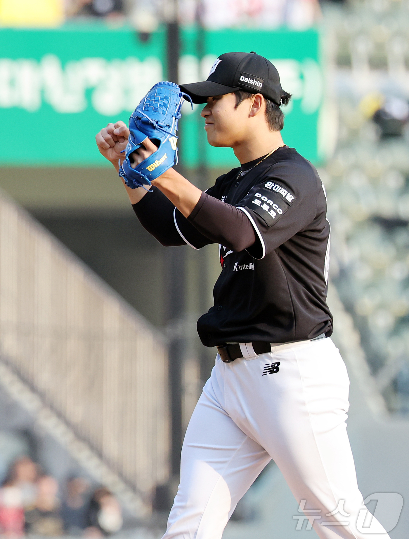 (서울=뉴스1) 김진환 기자 = 29일 서울 송파구 잠실야구장에서 열린 '2026 신한 SOL KBO리그' KT 위즈와 LG 트윈스의 경기, KT 마무리 박영현이 9회말 2사 2루 …
