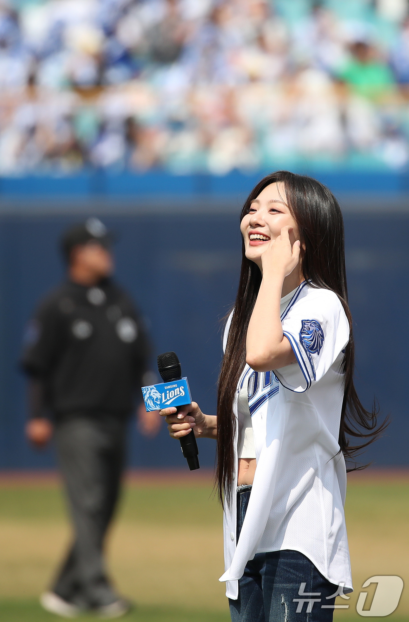 (대구=뉴스1) 공정식 기자 = 29일 오후 대구 삼성라이온즈파크에서 열린 프로야구 '2026 신한 SOL KBO리그' 롯데 자이언츠와 삼성 라이온즈의 경기, 볼빨간사춘기 안지영이 …