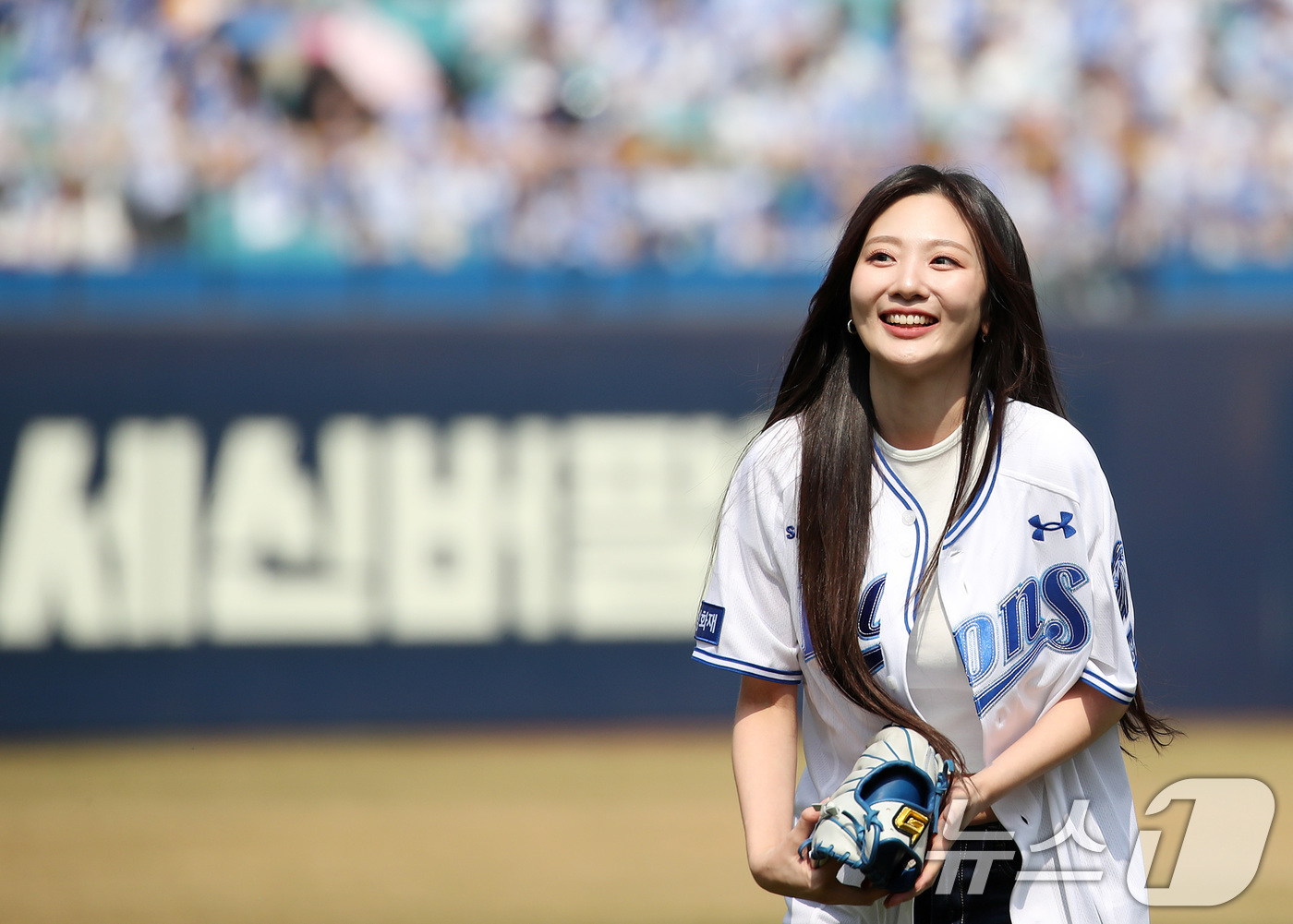 (대구=뉴스1) 공정식 기자 = 29일 오후 대구 삼성라이온즈파크에서 열린 프로야구 '2026 신한 SOL KBO리그' 롯데 자이언츠와 삼성 라이온즈의 경기, 볼빨간사춘기 안지영이 …