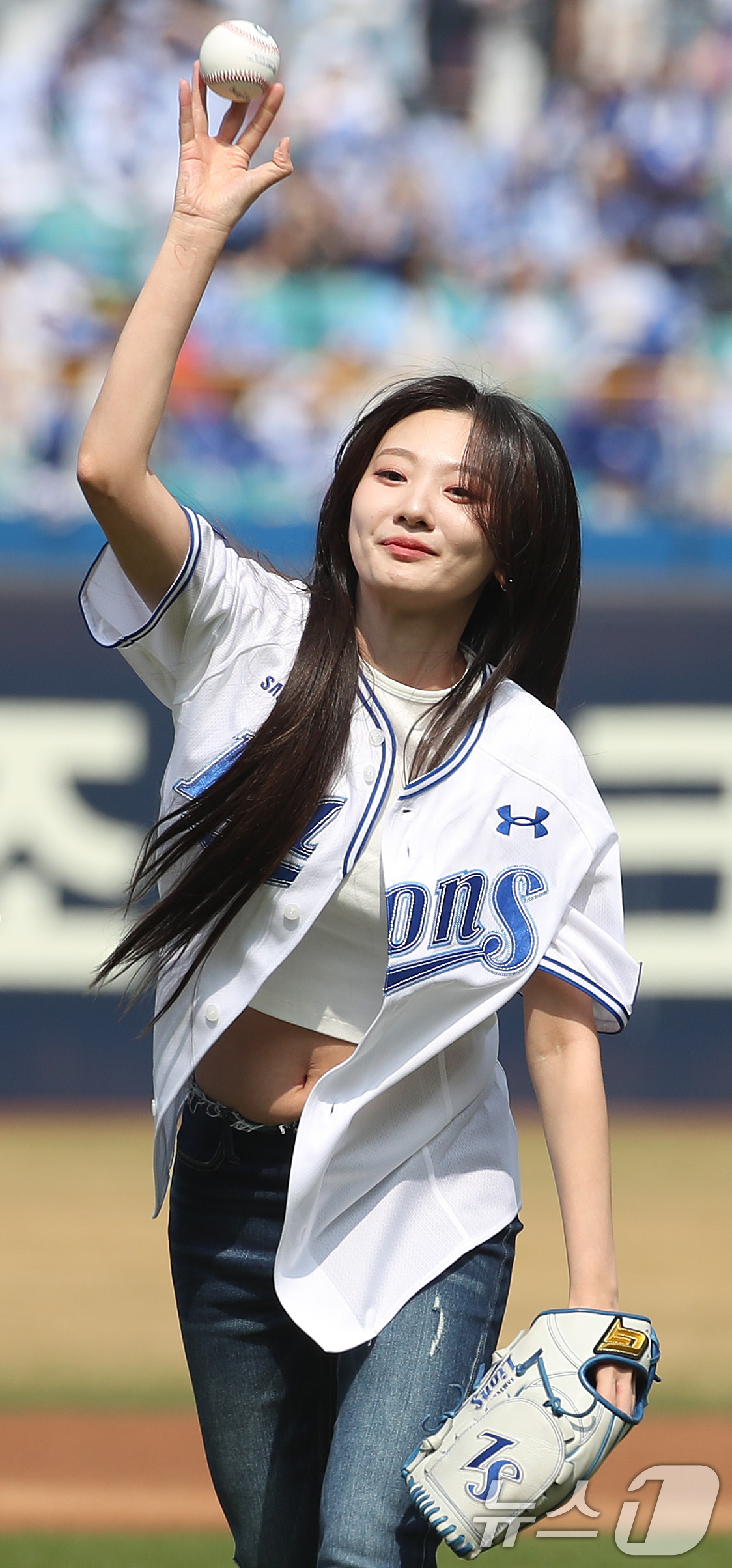 (대구=뉴스1) 공정식 기자 = 29일 오후 대구 삼성라이온즈파크에서 열린 프로야구 '2026 신한 SOL KBO리그' 롯데 자이언츠와 삼성 라이온즈의 경기, 볼빨간사춘기 안지영이 …