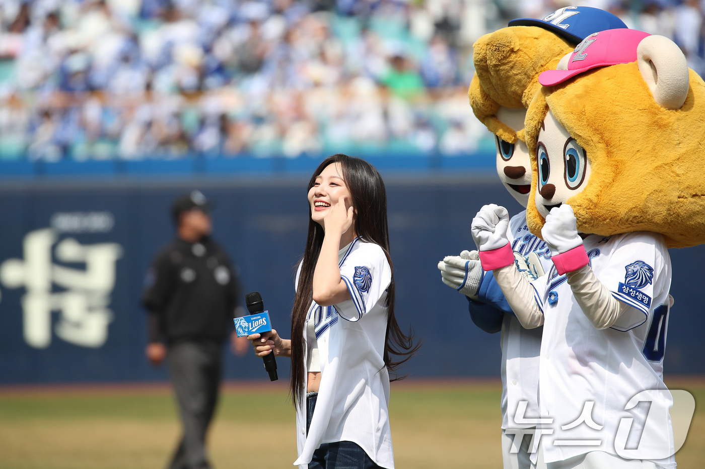 (대구=뉴스1) 공정식 기자 = 29일 오후 대구 삼성라이온즈파크에서 열린 프로야구 '2026 신한 SOL KBO리그' 롯데 자이언츠와 삼성 라이온즈의 경기, 볼빨간사춘기 안지영이 …