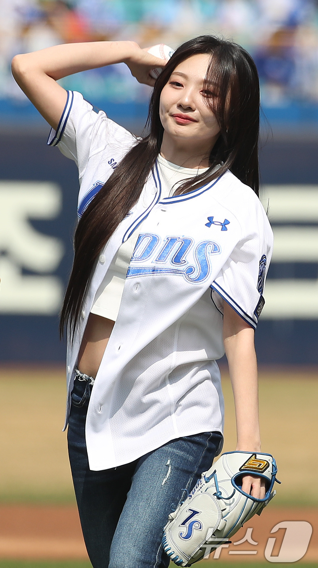 (대구=뉴스1) 공정식 기자 = 29일 오후 대구 삼성라이온즈파크에서 열린 프로야구 '2026 신한 SOL KBO리그' 롯데 자이언츠와 삼성 라이온즈의 경기, 볼빨간사춘기 안지영이 …