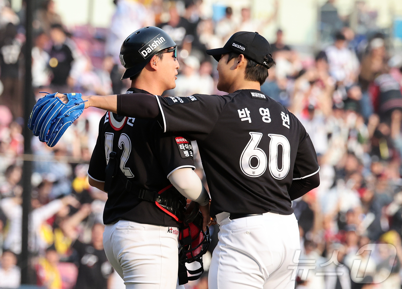 (서울=뉴스1) 김진환 기자 = 29일 서울 송파구 잠실야구장에서 열린 '2026 신한 SOL KBO리그' KT 위즈와 LG 트윈스의 경기에서 6대5로 역전승을 거둔 KT 마무리 …