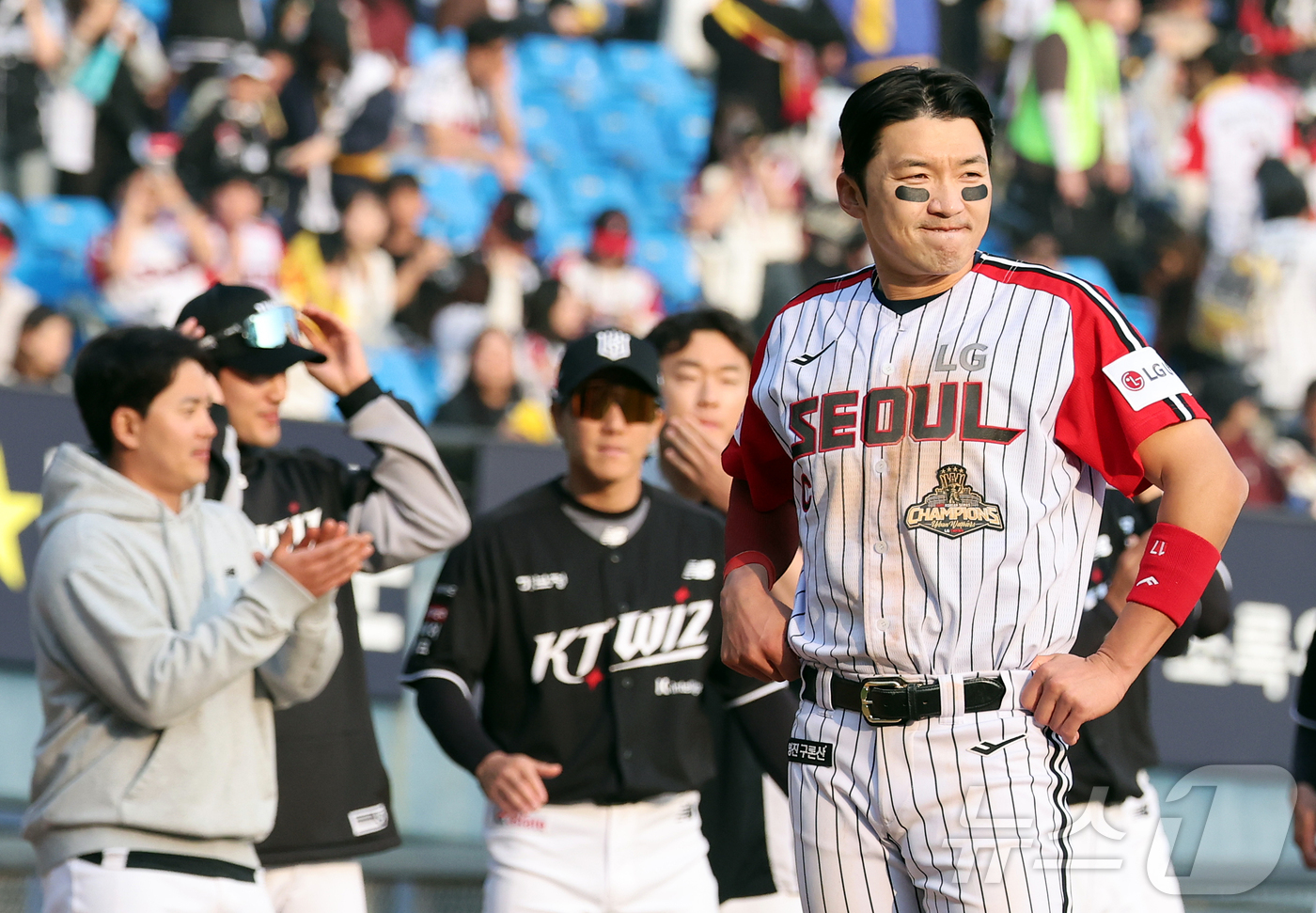 (서울=뉴스1) 김진환 기자 = 29일 서울 송파구 잠실야구장에서 열린 '2026 신한 SOL KBO리그' KT 위즈와 LG 트윈스의 경기에서 5대6 역전패 당한 LG 주장 박해민 …
