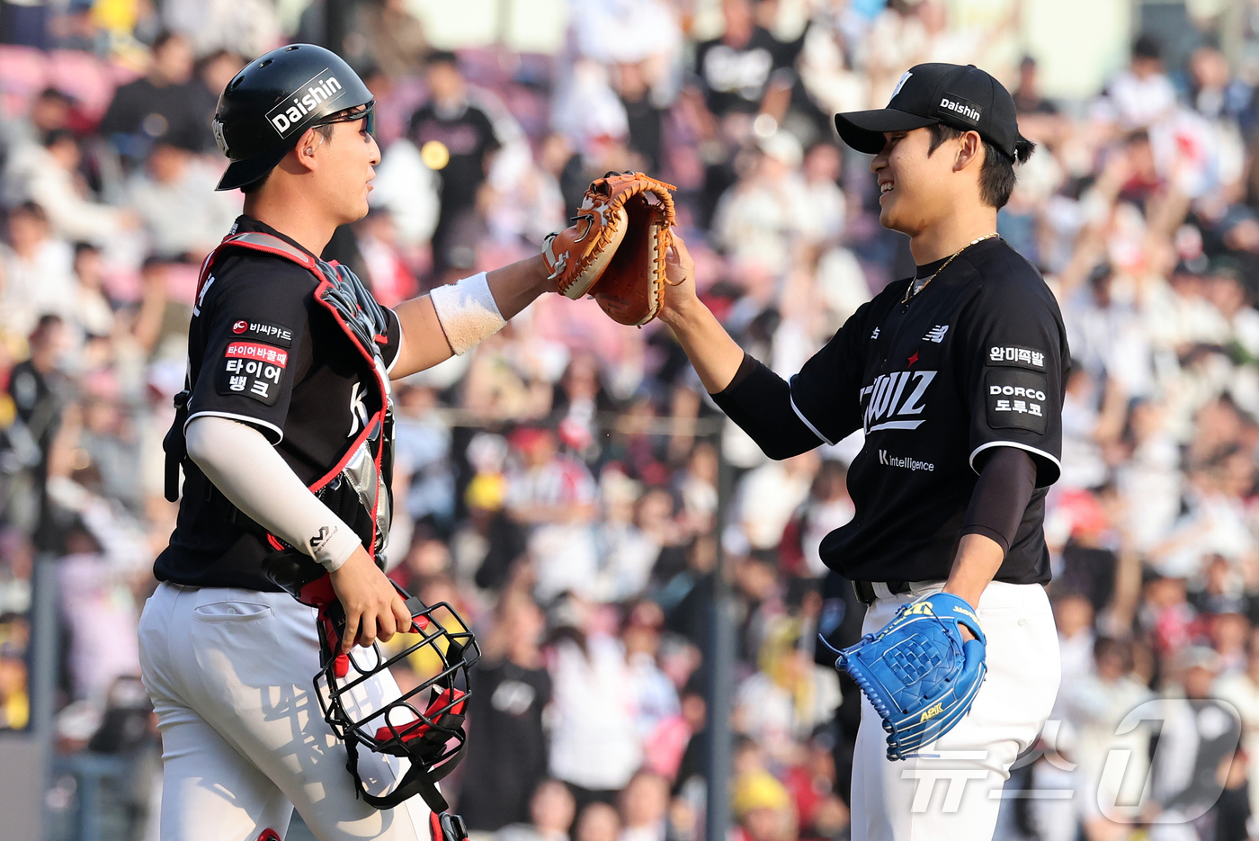 KT 포수 장성우와 승리 후 기쁨을 나누는 박영현