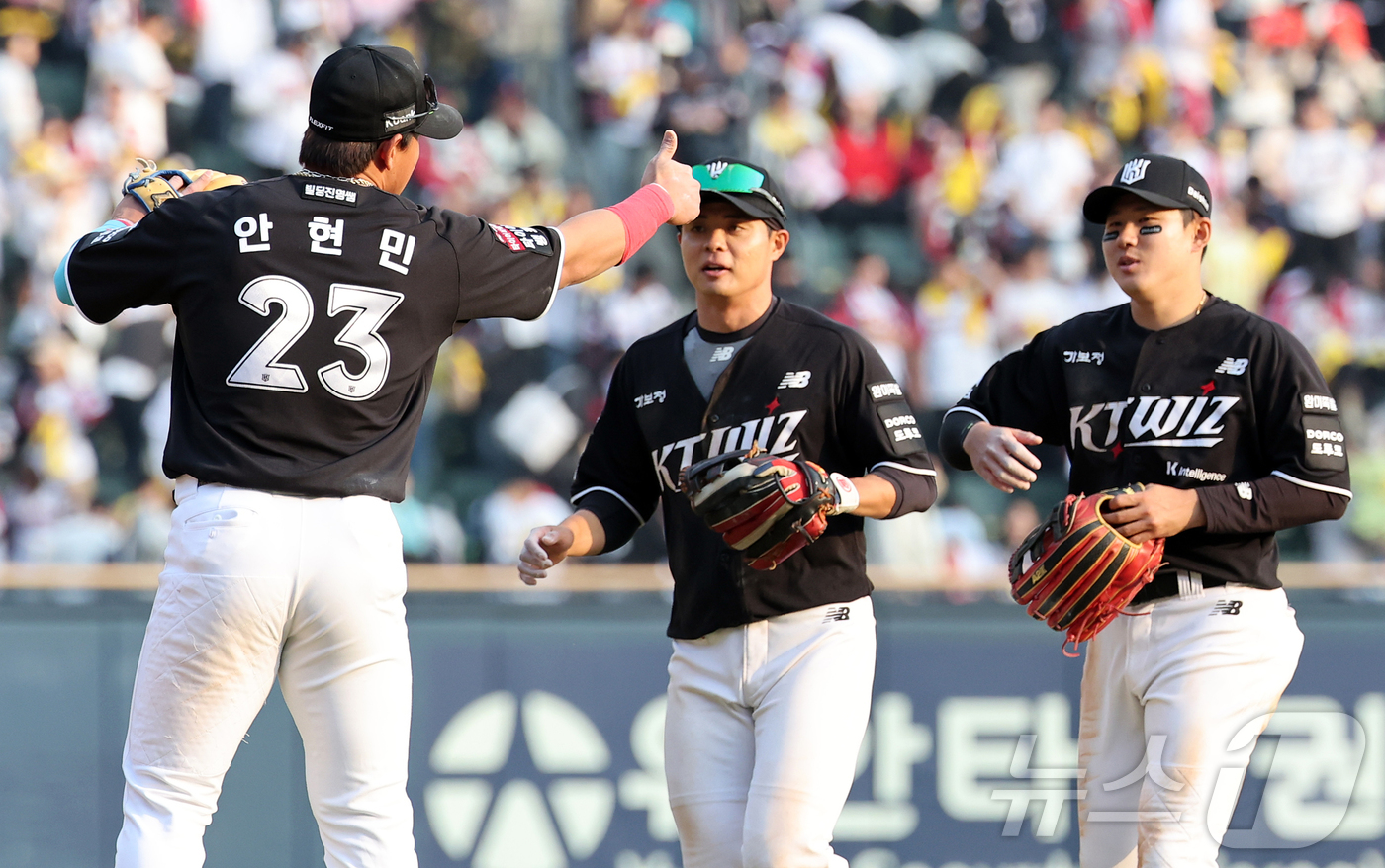 (서울=뉴스1) 김진환 기자 = 29일 서울 송파구 잠실야구장에서 열린 '2026 신한 SOL KBO리그' KT 위즈와 LG 트윈스의 경기에서 6대5로 역전승을 거둔 KT 선수들이 …