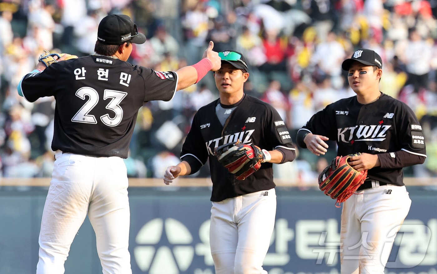 본문 이미지 - 29일 서울 송파구 잠실야구장에서 열린 '2026 신한 SOL KBO리그' KT 위즈와 LG 트윈스의 경기에서 6대5로 역전승을 거둔 KT 선수들이 기쁨을 나누고 있다. 2026.3.29 ⓒ 뉴스1 김진환 기자