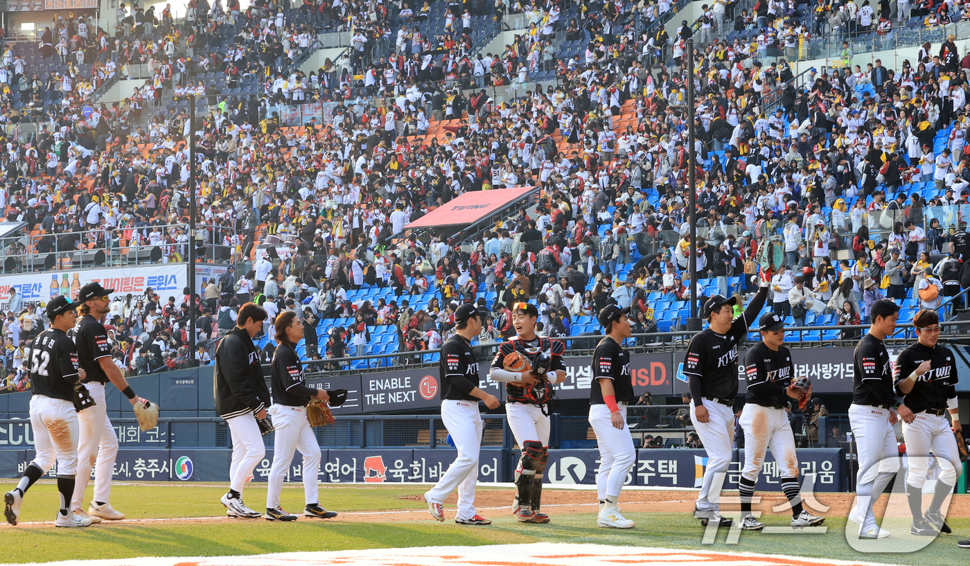 (서울=뉴스1) 이호윤 기자 = 29일 서울 송파구 잠실야구장에서 열린 '2026 신한 SOL KBO리그' KT 위즈와 LG 트윈스의 경기에서 6대5로 역전승을 거둔 KT 선수들이 …