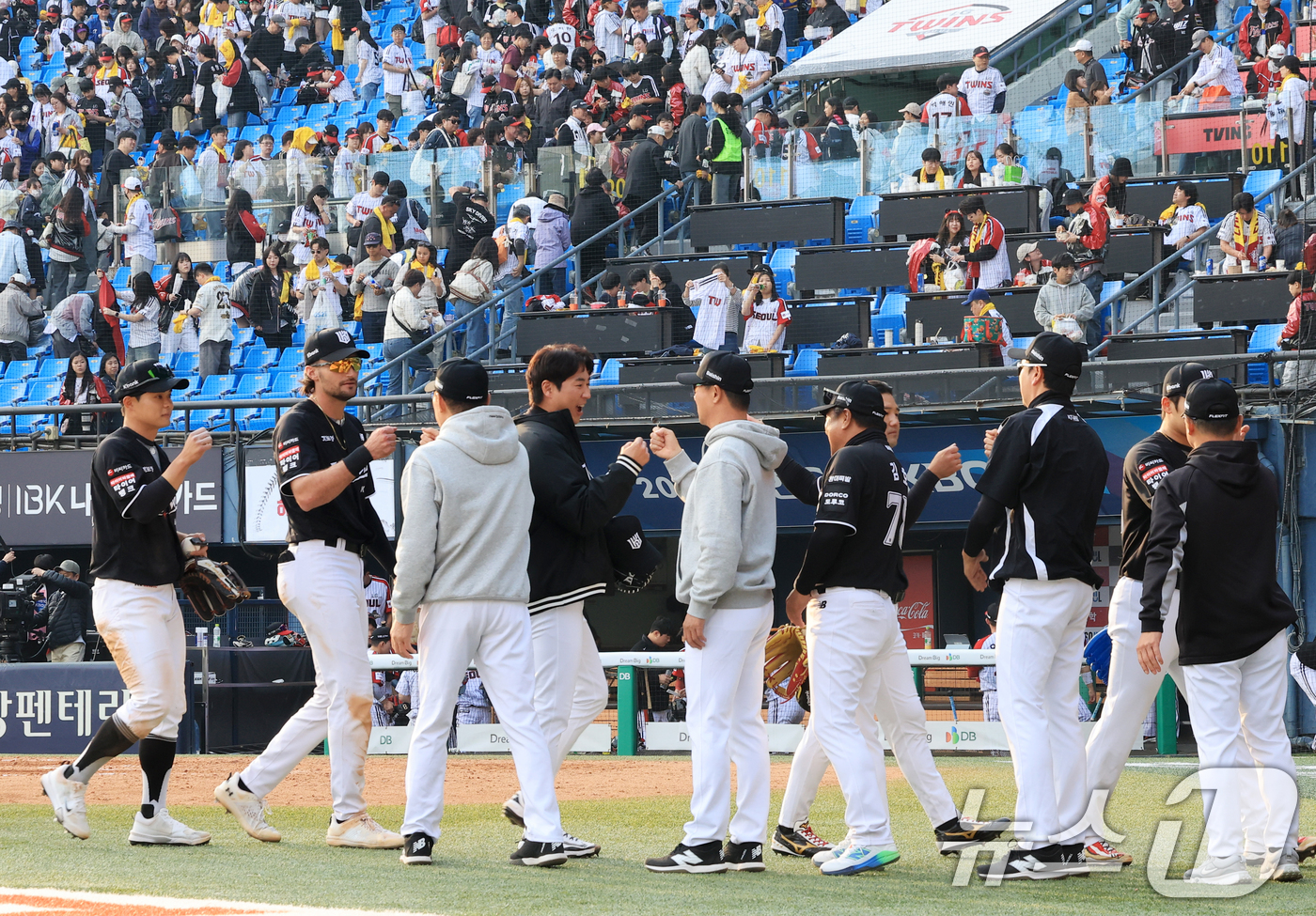 (서울=뉴스1) 이호윤 기자 = 29일 서울 송파구 잠실야구장에서 열린 '2026 신한 SOL KBO리그' KT 위즈와 LG 트윈스의 경기에서 6대5로 역전승을 거둔 KT 선수들이 …