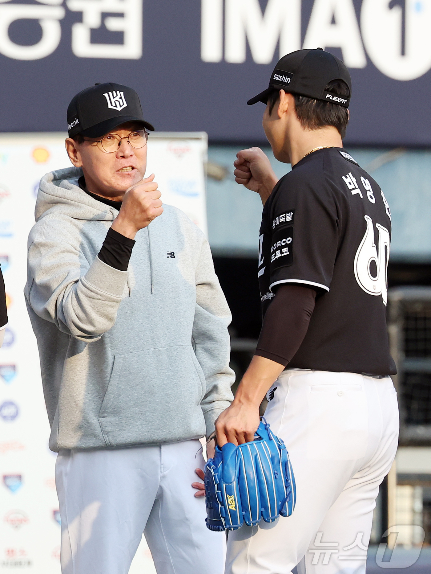 (서울=뉴스1) 김진환 기자 = 29일 서울 송파구 잠실야구장에서 열린 '2026 신한 SOL KBO리그' KT 위즈와 LG 트윈스의 경기에서 6대5로 역전승을 거둔 KT 이강철 …