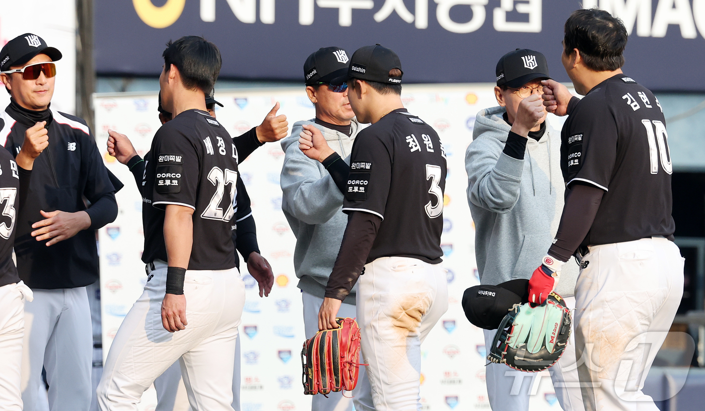 (서울=뉴스1) 김진환 기자 = 29일 서울 송파구 잠실야구장에서 열린 '2026 신한 SOL KBO리그' KT 위즈와 LG 트윈스의 경기에서 6대5로 역전승을 거둔 KT 선수들이 …