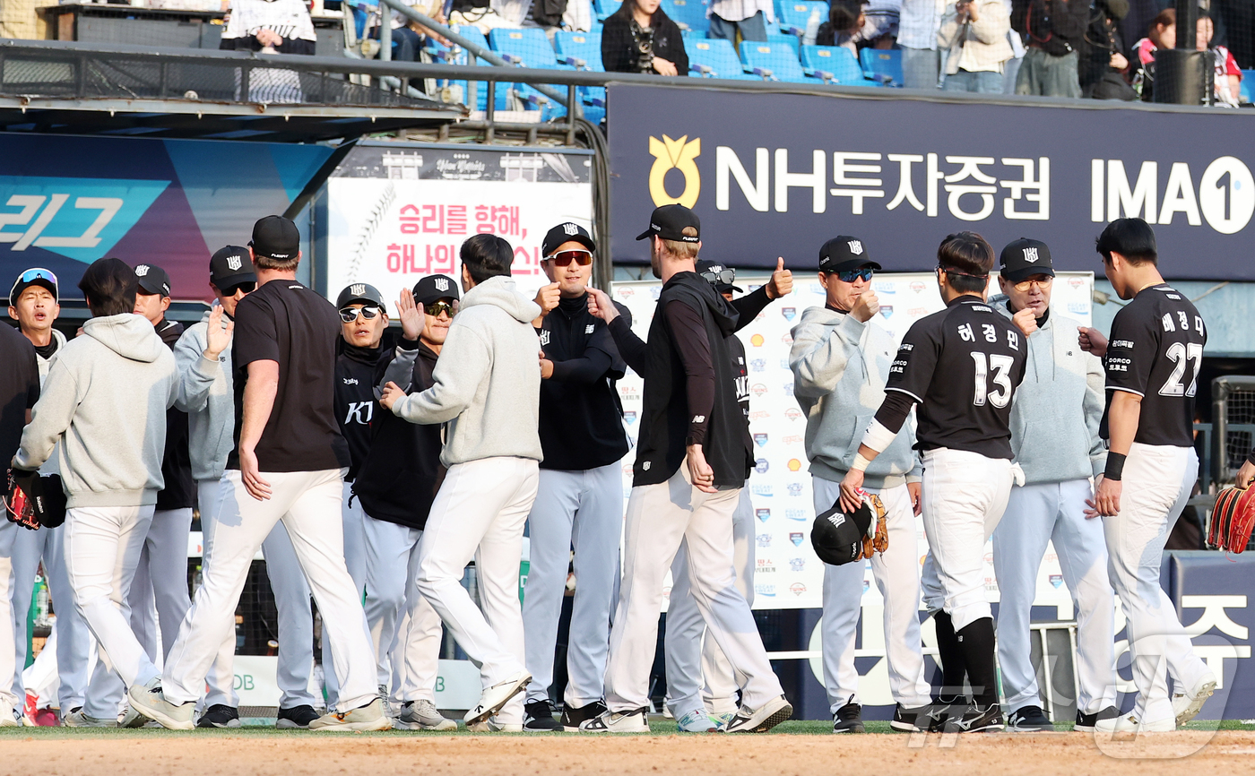 (서울=뉴스1) 김진환 기자 = 29일 서울 송파구 잠실야구장에서 열린 '2026 신한 SOL KBO리그' KT 위즈와 LG 트윈스의 경기에서 6대5로 역전승을 거둔 KT 선수들이 …