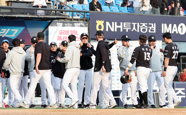 승리의 기쁨 나누는 KT