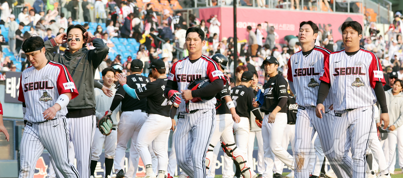 (서울=뉴스1) 김진환 기자 = 29일 서울 송파구 잠실야구장에서 열린 '2026 신한 SOL KBO리그' KT 위즈와 LG 트윈스의 경기에서 5대6 역전패 당한 LG 선수들이 굳 …