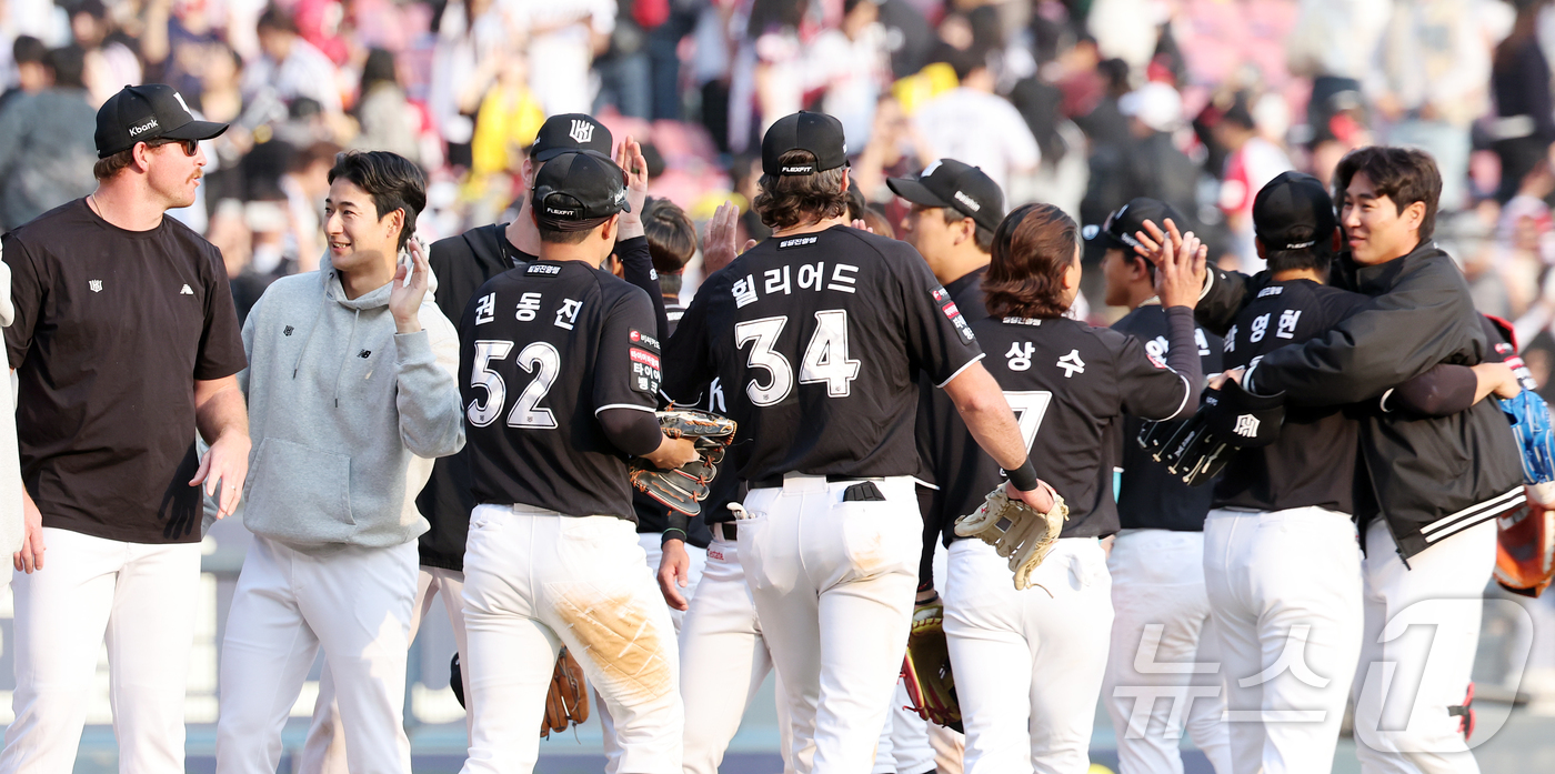(서울=뉴스1) 김진환 기자 = 29일 서울 송파구 잠실야구장에서 열린 '2026 신한 SOL KBO리그' KT 위즈와 LG 트윈스의 경기에서 6대5로 역전승을 거둔 KT 선수들이 …