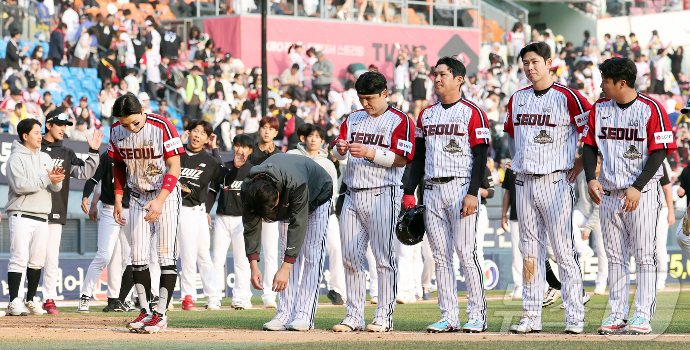(서울=뉴스1) 김진환 기자 = 29일 서울 송파구 잠실야구장에서 열린 '2026 신한 SOL KBO리그' KT 위즈와 LG 트윈스의 경기에서 5대6 역전패 당한 LG 선수들이 굳 …
