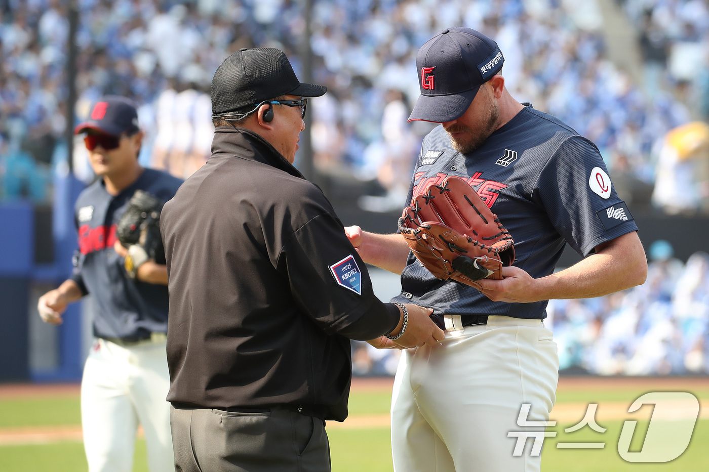 (대구=뉴스1) 공정식 기자 = 29일 오후 대구 삼성라이온즈파크에서 열린 프로야구 '2026 신한 SOL KBO리그' 롯데 자이언츠와 삼성 라이온즈의 경기, 롯데 선발투수 비슬리 …