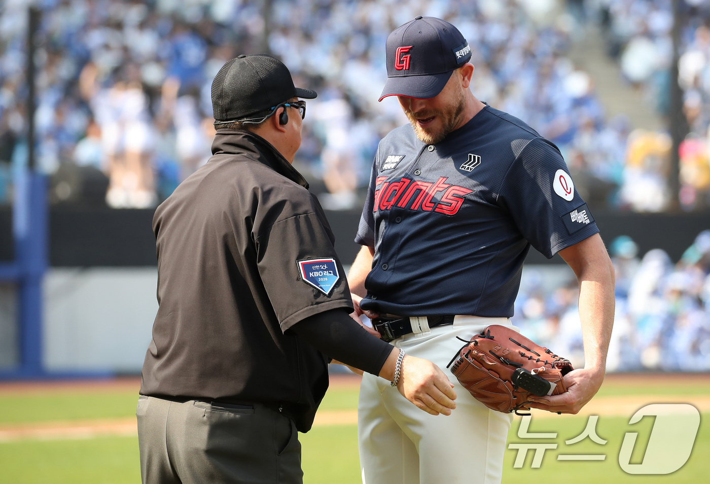 (대구=뉴스1) 공정식 기자 = 29일 오후 대구 삼성라이온즈파크에서 열린 프로야구 '2026 신한 SOL KBO리그' 롯데 자이언츠와 삼성 라이온즈의 경기, 롯데 선발투수 비슬리 …